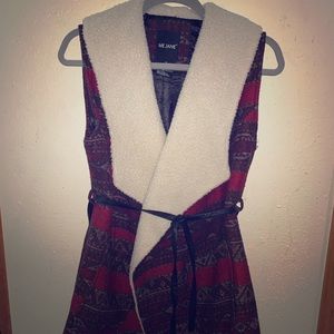 Sleeveless sweater with belt